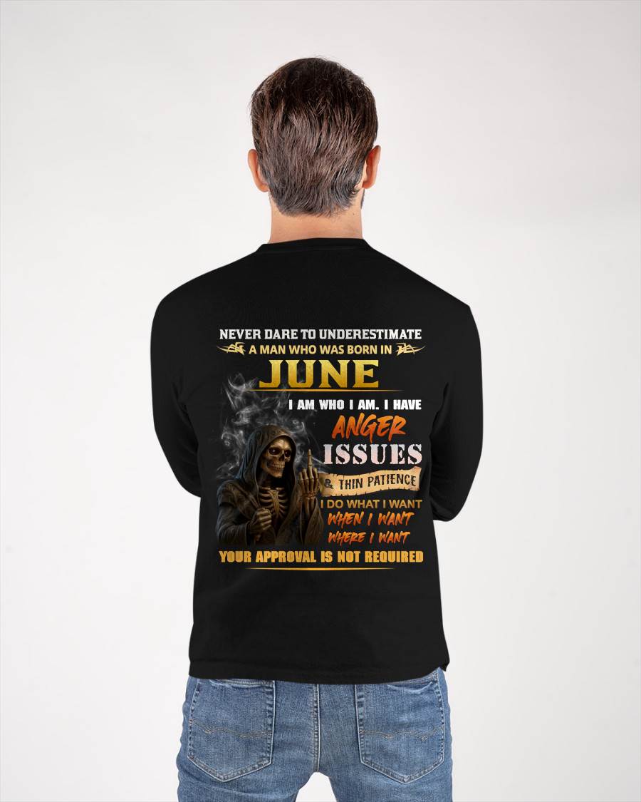 JUNE - NEVER UNDERESTIMATE A MAN WHO KNOWS WHO HE IS - FOR MAN - TLEE06 (SKU26T-01156-06)