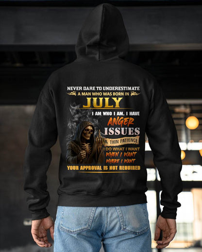 JULY - NEVER UNDERESTIMATE A MAN WHO KNOWS WHO HE IS - FOR MAN - TLEE07 (SKU26T-01156-07)