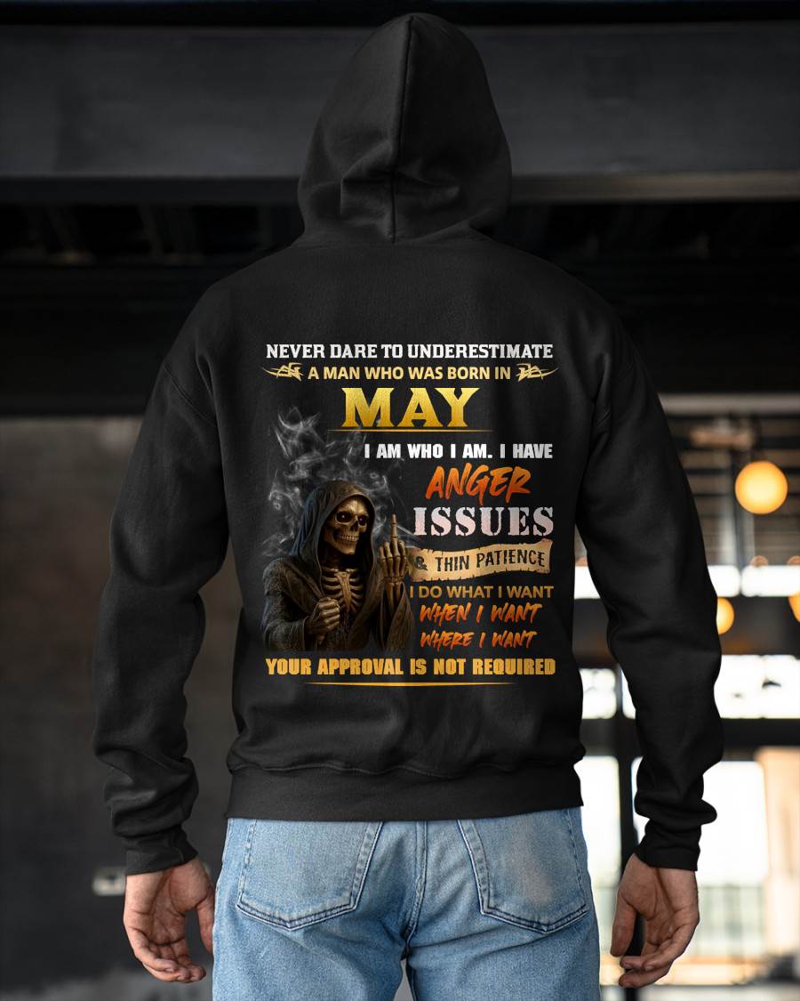MAY - NEVER UNDERESTIMATE A MAN WHO KNOWS WHO HE IS - FOR MAN - TLEE05 (SKU26T-01156-05)