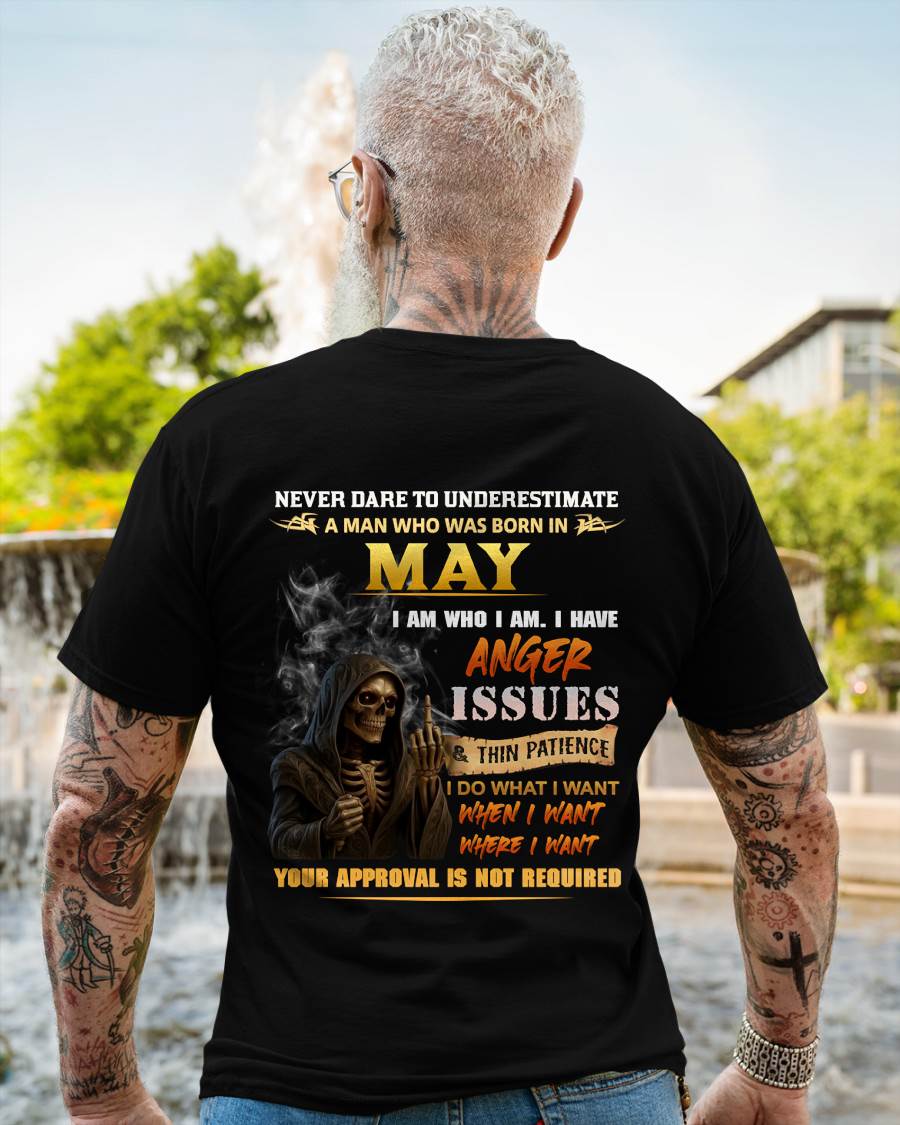 MAY - NEVER UNDERESTIMATE A MAN WHO KNOWS WHO HE IS - FOR MAN - TLEE05 (SKU26T-01156-05)