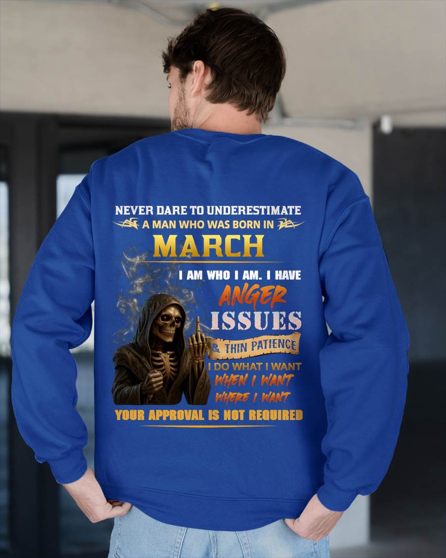 MARCH - NEVER UNDERESTIMATE A MAN WHO KNOWS WHO HE IS - FOR MAN - TLEE03 (SKU26T-01156-03)