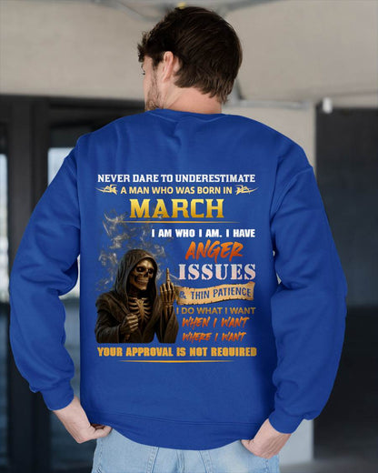 MARCH - NEVER UNDERESTIMATE A MAN WHO KNOWS WHO HE IS - FOR MAN - TLEE03 (SKU26T-01156-03)