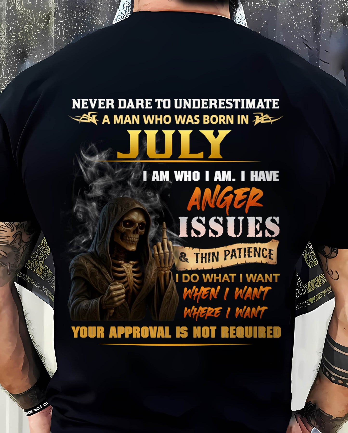 JULY - NEVER UNDERESTIMATE A MAN WHO KNOWS WHO HE IS - FOR MAN - TLEE07 (SKU26T-01156-07)