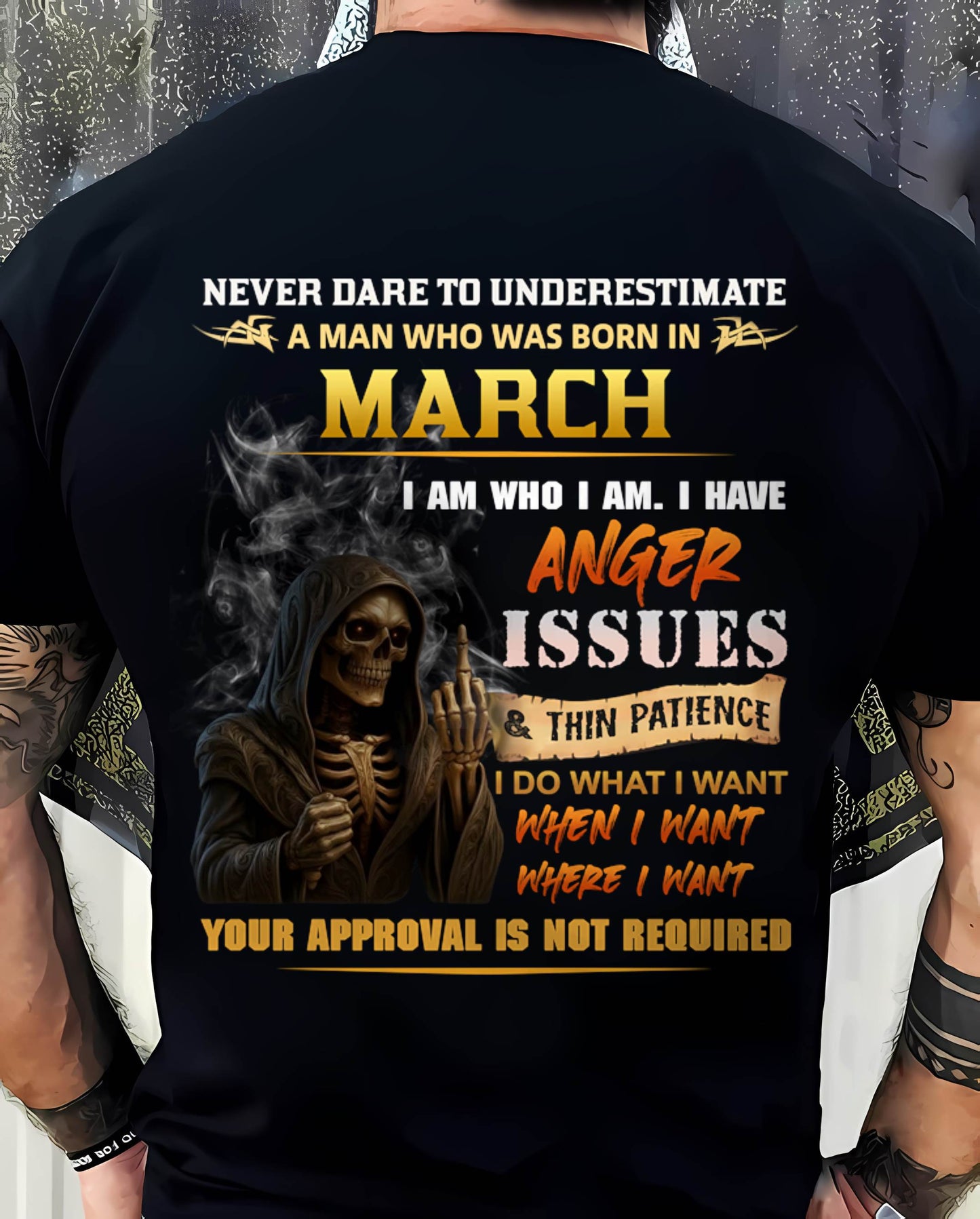 MARCH - NEVER UNDERESTIMATE A MAN WHO KNOWS WHO HE IS - FOR MAN - TLEE03 (SKU26T-01156-03)