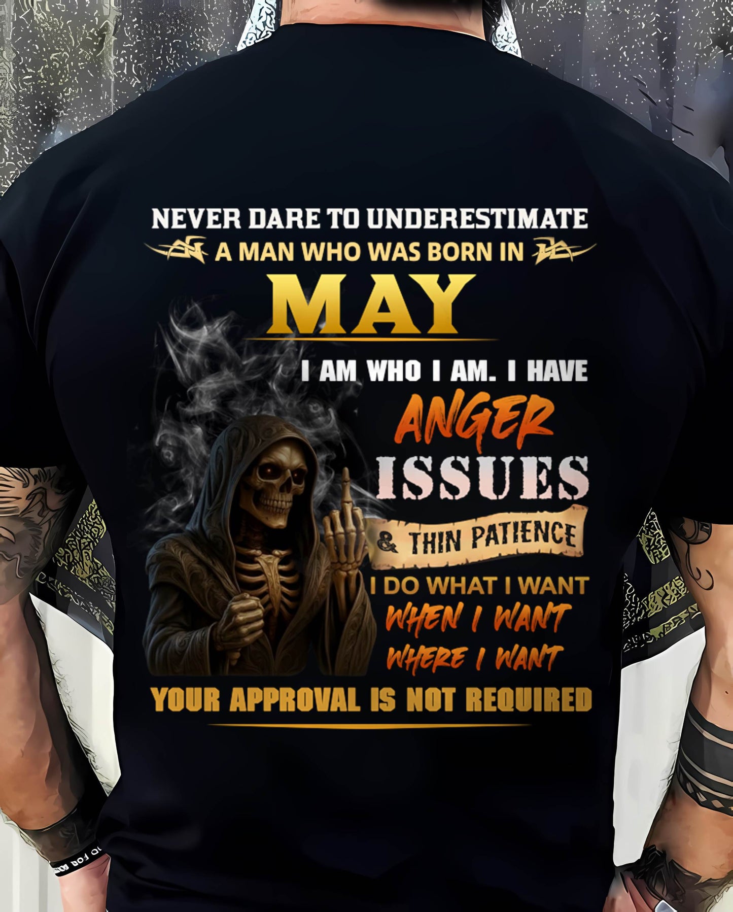 MAY - NEVER UNDERESTIMATE A MAN WHO KNOWS WHO HE IS - FOR MAN - TLEE05 (SKU26T-01156-05)